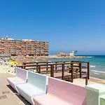 целиком, классная студия, в 3 мин от пляжа 230 м,торревьеха Апартаменты *